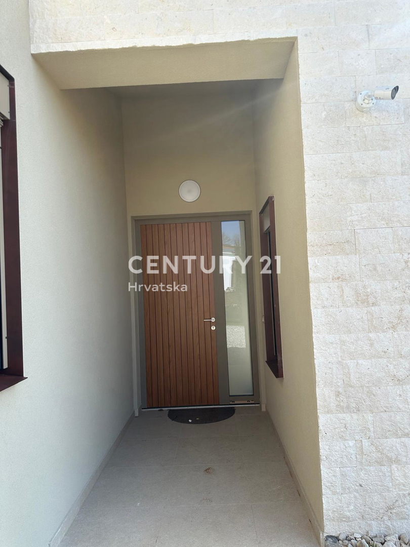 BADERNA, IN VENDITA SPLENDIDA NUOVA CASA AL PIANO TERRA CON PISCINA E VISTA SULLA NATURA