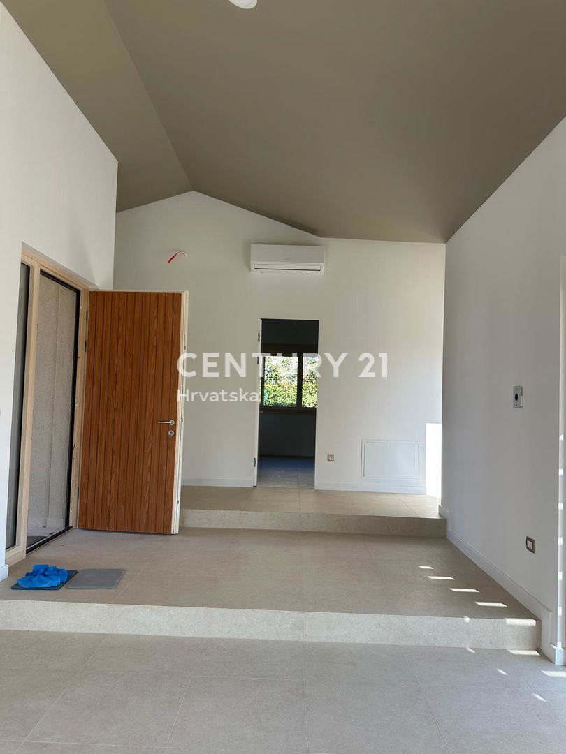 BADERNA, IN VENDITA SPLENDIDA NUOVA CASA AL PIANO TERRA CON PISCINA E VISTA SULLA NATURA