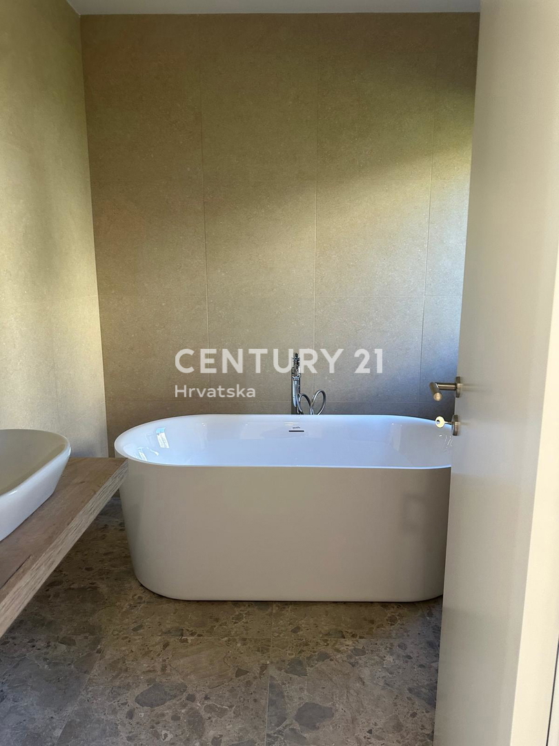 BADERNA, IN VENDITA SPLENDIDA NUOVA CASA AL PIANO TERRA CON PISCINA E VISTA SULLA NATURA