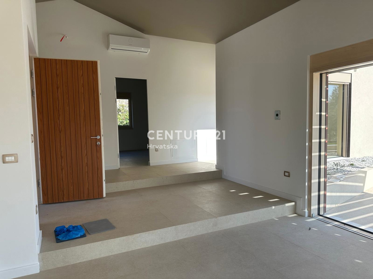 BADERNA, IN VENDITA SPLENDIDA NUOVA CASA AL PIANO TERRA CON PISCINA E VISTA SULLA NATURA