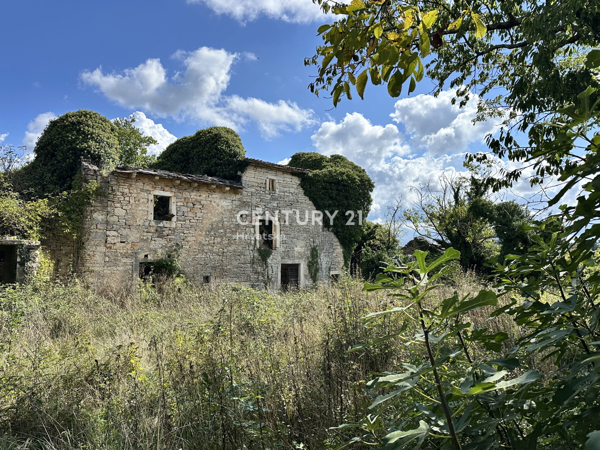 KANFANAR, CASA IN PIETRA CON AMPIO GIARDINO, DA RISTRUTTURARE