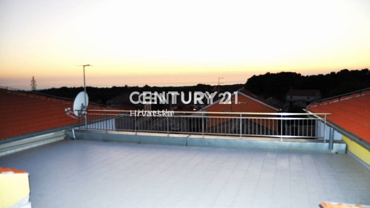 SVETVINČENAT, AMPIO APPARTAMENTO CON TERRAZZA SUL TETTO - VISTA MARE E LOCALE COMMERCIALE