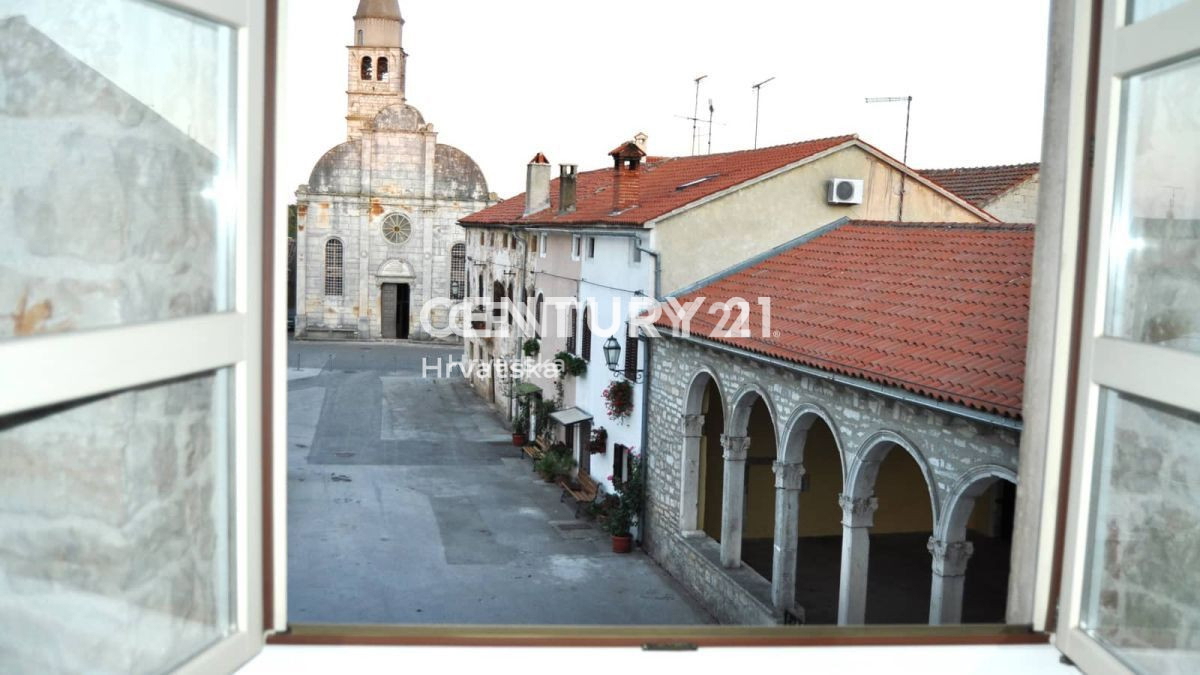 SVETVINČENAT, AMPIO APPARTAMENTO CON TERRAZZA SUL TETTO - VISTA MARE E LOCALE COMMERCIALE