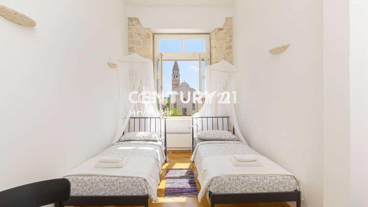 SVETVINČENAT, AMPIO APPARTAMENTO CON TERRAZZA SUL TETTO - VISTA MARE E LOCALE COMMERCIALE