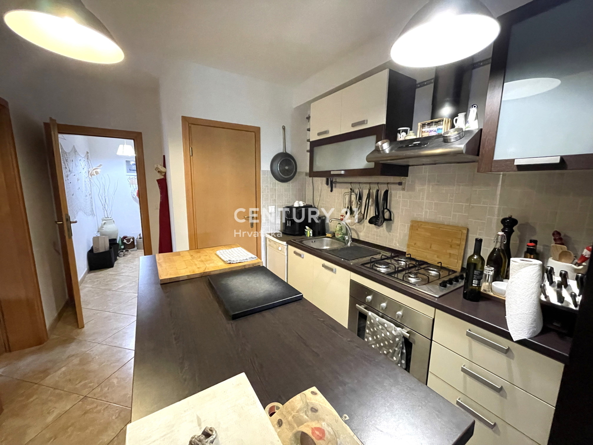 NOVIGRAD, APPARTAMENTO AL PIANO TERRA CON 2 CAMERE DA LETTO E AMPIO GIARDINO