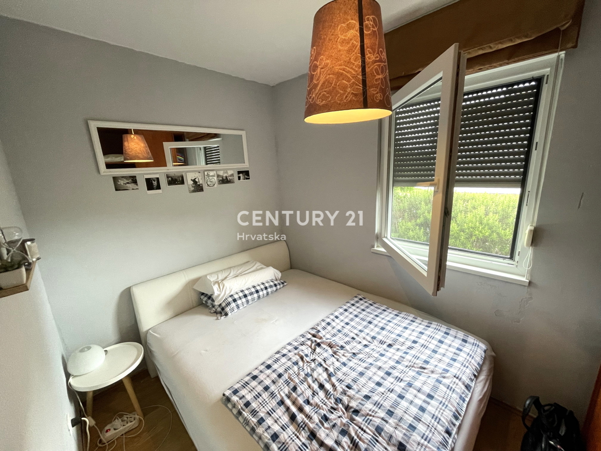 NOVIGRAD, APPARTAMENTO AL PIANO TERRA CON 2 CAMERE DA LETTO E AMPIO GIARDINO