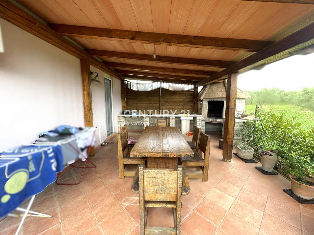 NOVIGRAD, APPARTAMENTO AL PIANO TERRA CON 2 CAMERE DA LETTO E AMPIO GIARDINO