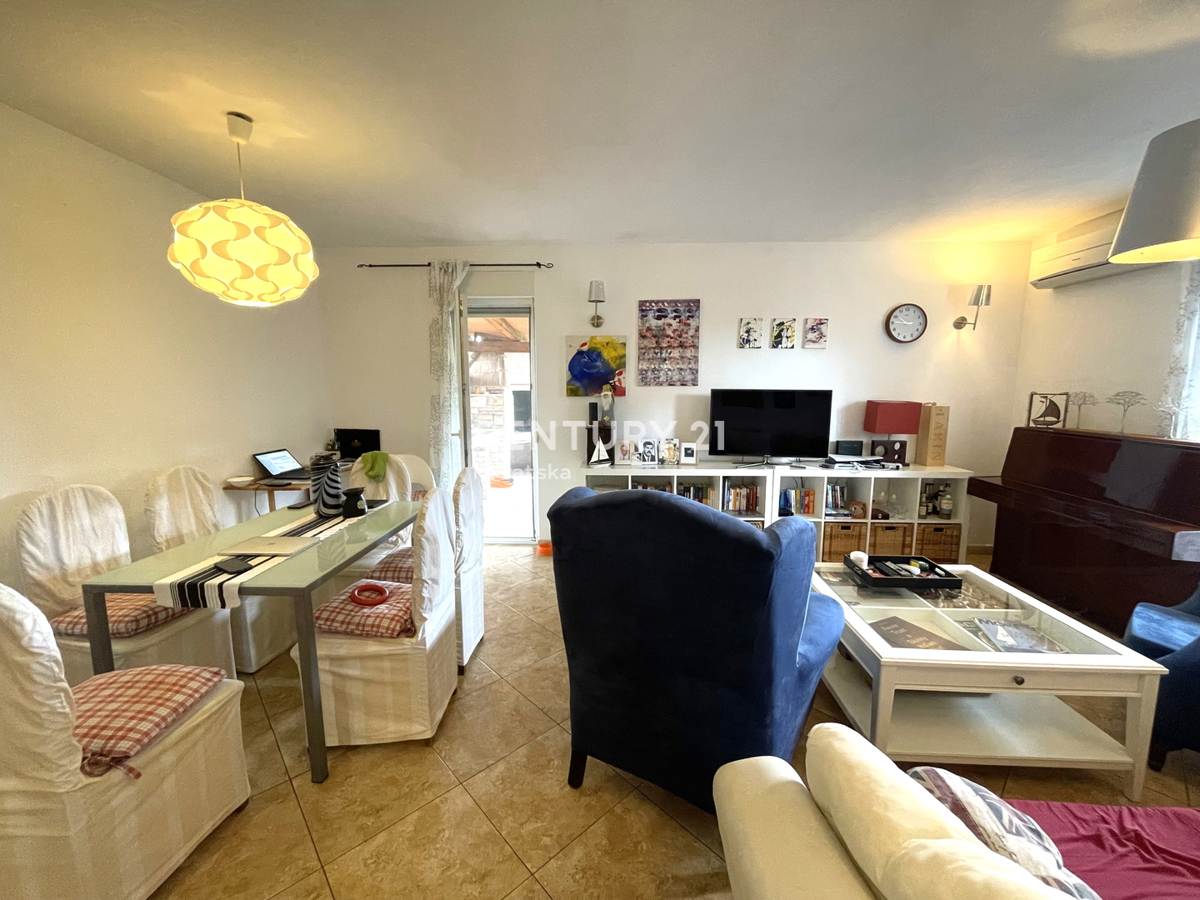 NOVIGRAD, APPARTAMENTO AL PIANO TERRA CON 2 CAMERE DA LETTO E AMPIO GIARDINO