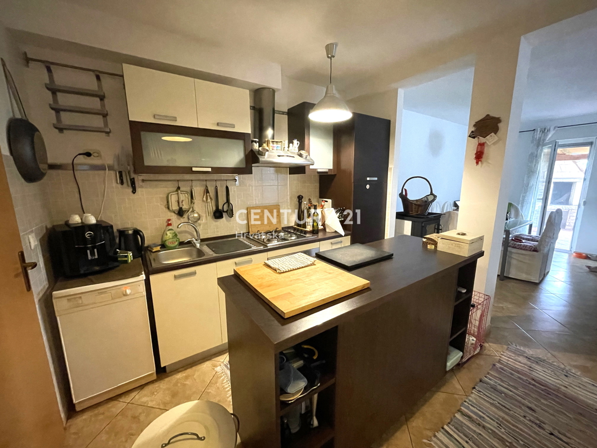 NOVIGRAD, APPARTAMENTO AL PIANO TERRA CON 2 CAMERE DA LETTO E AMPIO GIARDINO