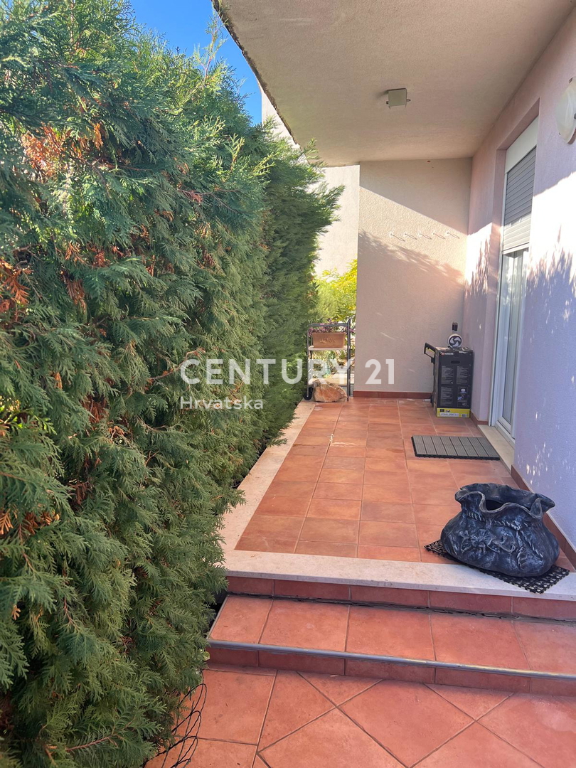 NOVIGRAD, APPARTAMENTO AL PIANO TERRA CON 2 CAMERE DA LETTO E AMPIO GIARDINO