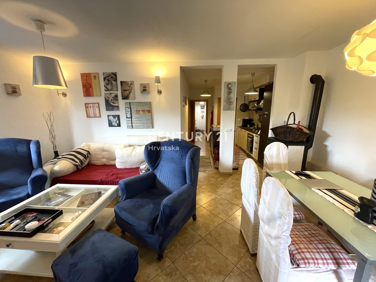 NOVIGRAD, APPARTAMENTO AL PIANO TERRA CON 2 CAMERE DA LETTO E AMPIO GIARDINO