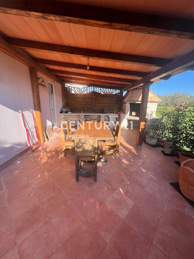 NOVIGRAD, APPARTAMENTO AL PIANO TERRA CON 2 CAMERE DA LETTO E AMPIO GIARDINO