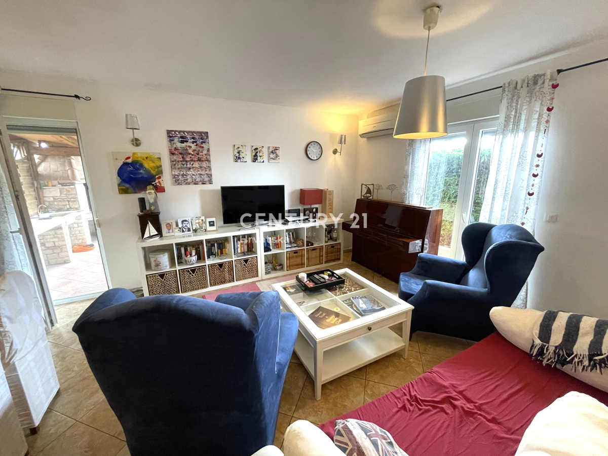 NOVIGRAD, APPARTAMENTO AL PIANO TERRA CON 2 CAMERE DA LETTO E AMPIO GIARDINO