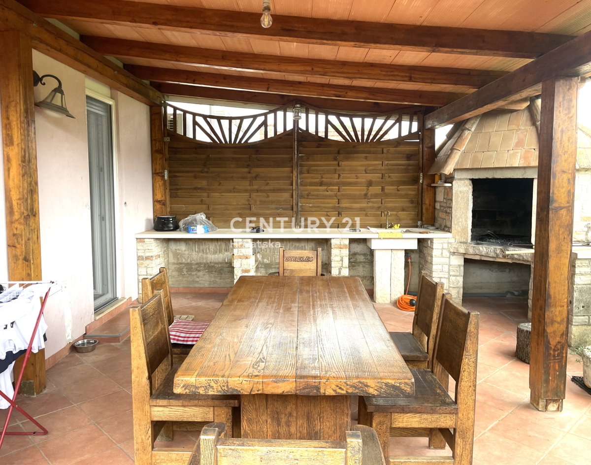 NOVIGRAD, APPARTAMENTO AL PIANO TERRA CON 2 CAMERE DA LETTO E AMPIO GIARDINO