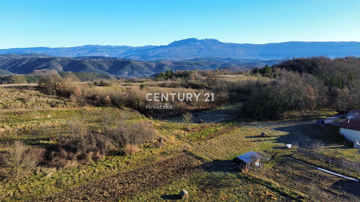LABIN, PIĆAN, TERRENO EDILIZIO DI FORMA REGOLARE CON VISTA SULLA CITTÀ VECCHIA