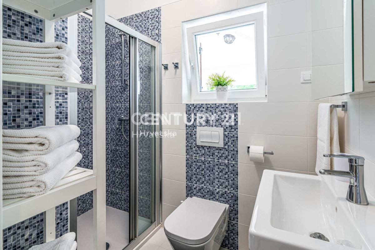 LABIN, CARINA VILLA CON PISCINA E 4 CAMERE DA LETTO IN POSIZIONE TRANQUILLA