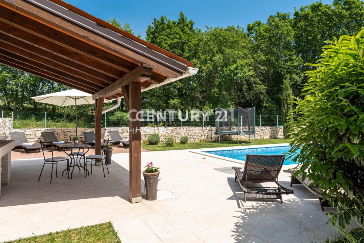 LABIN, CARINA VILLA CON PISCINA E 4 CAMERE DA LETTO IN POSIZIONE TRANQUILLA