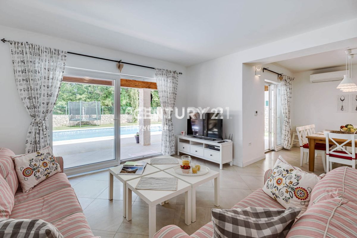 LABIN, CARINA VILLA CON PISCINA E 4 CAMERE DA LETTO IN POSIZIONE TRANQUILLA