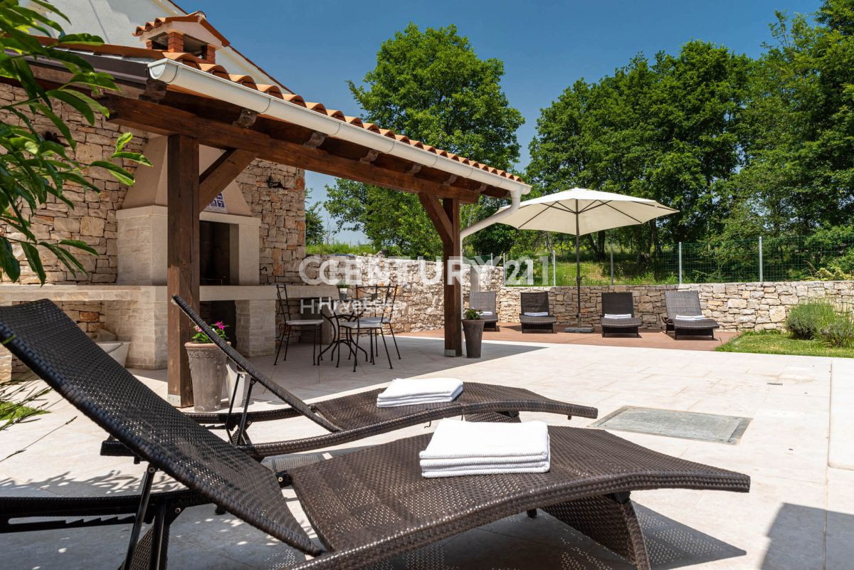 LABIN, CARINA VILLA CON PISCINA E 4 CAMERE DA LETTO IN POSIZIONE TRANQUILLA