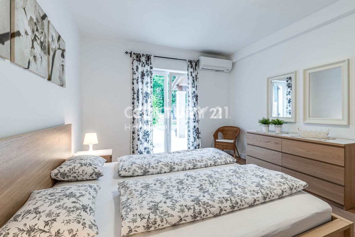 LABIN, CARINA VILLA CON PISCINA E 4 CAMERE DA LETTO IN POSIZIONE TRANQUILLA