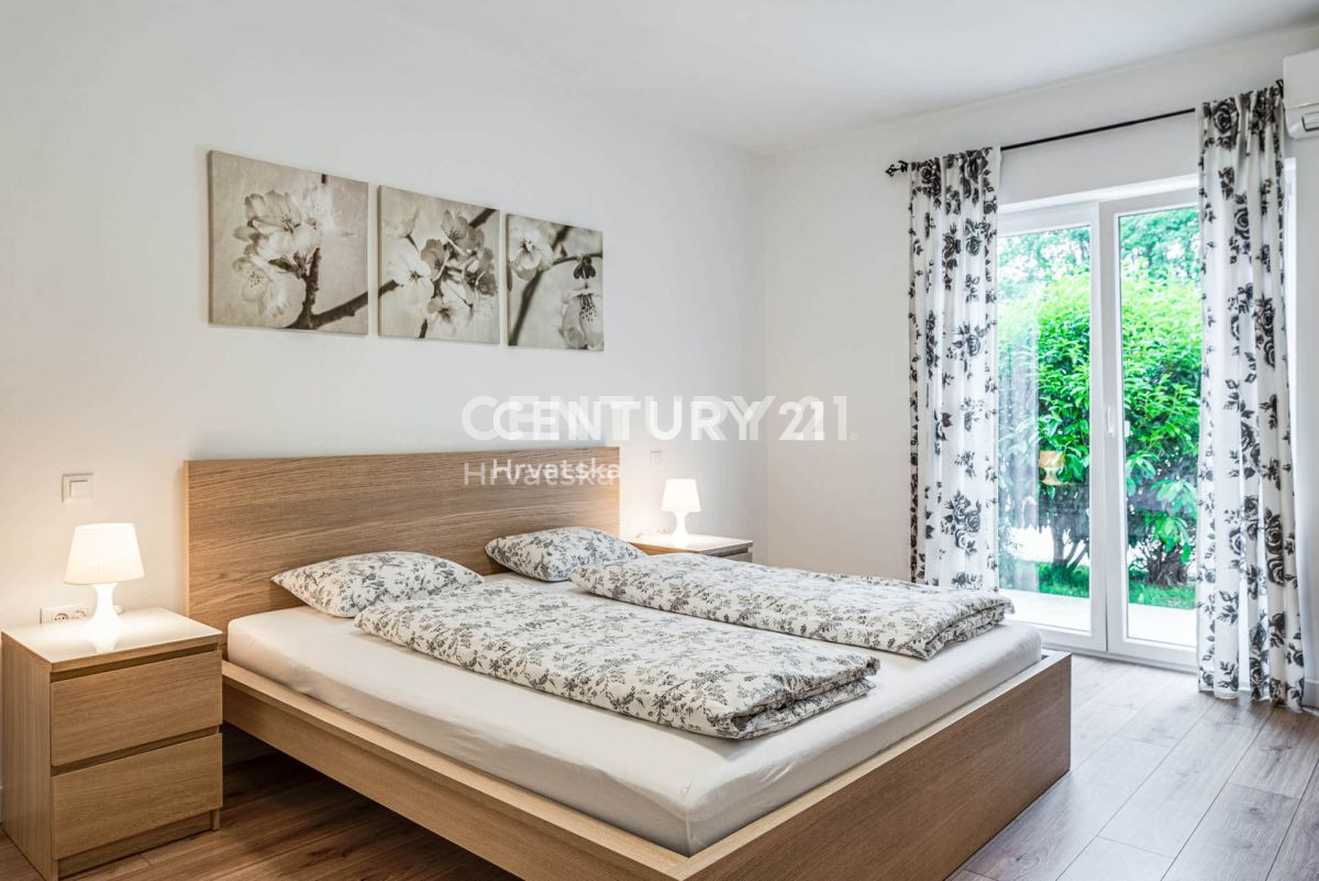 LABIN, CARINA VILLA CON PISCINA E 4 CAMERE DA LETTO IN POSIZIONE TRANQUILLA