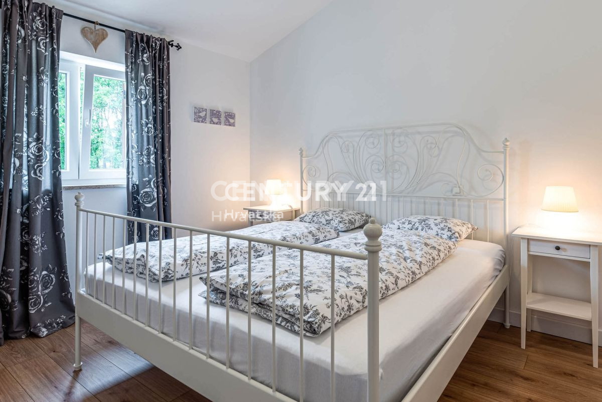 LABIN, CARINA VILLA CON PISCINA E 4 CAMERE DA LETTO IN POSIZIONE TRANQUILLA