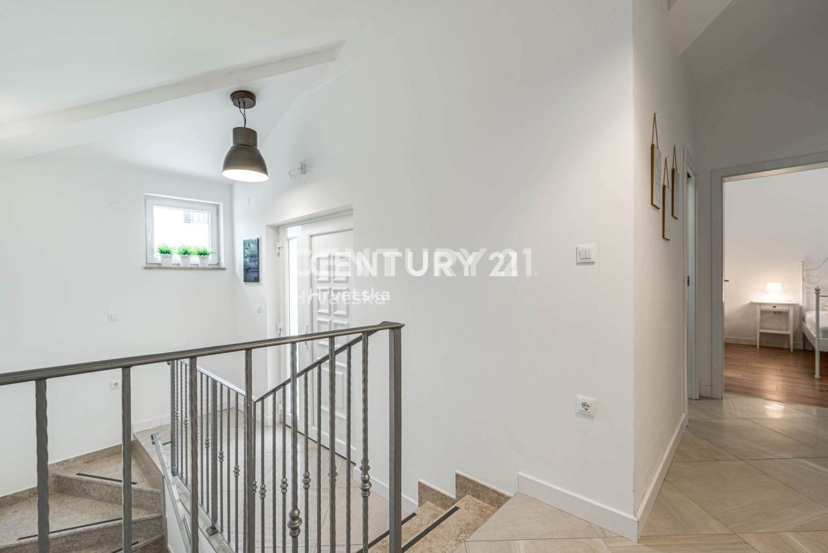 LABIN, CARINA VILLA CON PISCINA E 4 CAMERE DA LETTO IN POSIZIONE TRANQUILLA