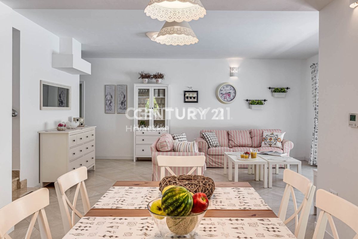 LABIN, CARINA VILLA CON PISCINA E 4 CAMERE DA LETTO IN POSIZIONE TRANQUILLA