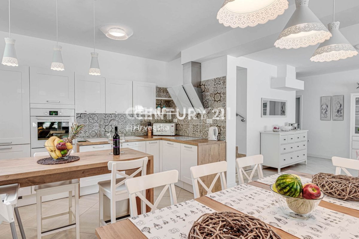 LABIN, CARINA VILLA CON PISCINA E 4 CAMERE DA LETTO IN POSIZIONE TRANQUILLA