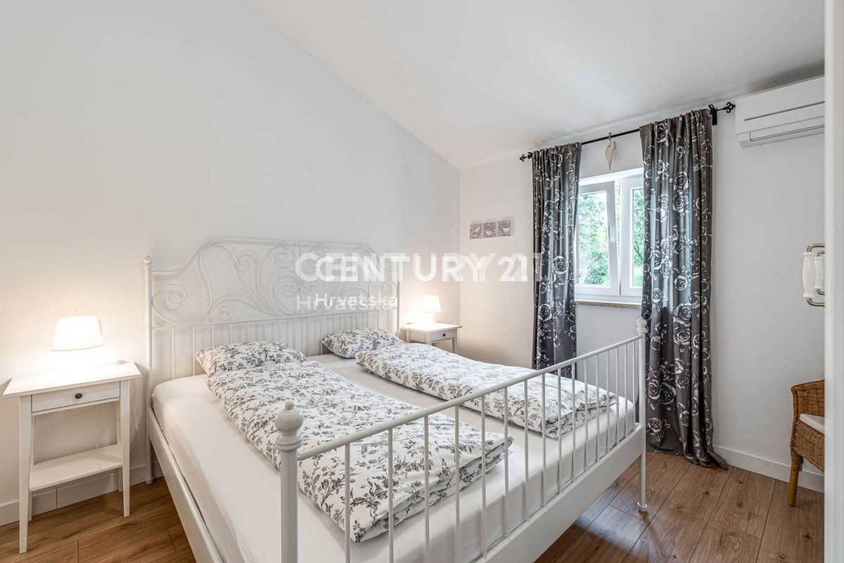 LABIN, CARINA VILLA CON PISCINA E 4 CAMERE DA LETTO IN POSIZIONE TRANQUILLA