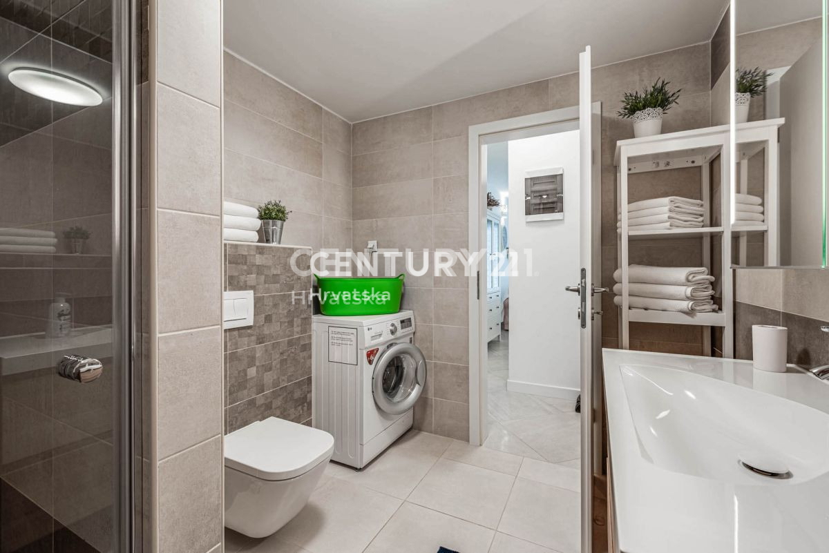 LABIN, CARINA VILLA CON PISCINA E 4 CAMERE DA LETTO IN POSIZIONE TRANQUILLA