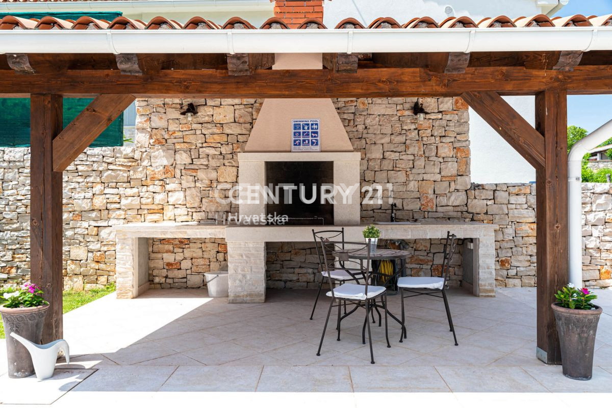 LABIN, CARINA VILLA CON PISCINA E 4 CAMERE DA LETTO IN POSIZIONE TRANQUILLA