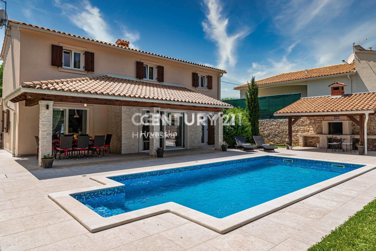 LABIN, CARINA VILLA CON PISCINA E 4 CAMERE DA LETTO IN POSIZIONE TRANQUILLA