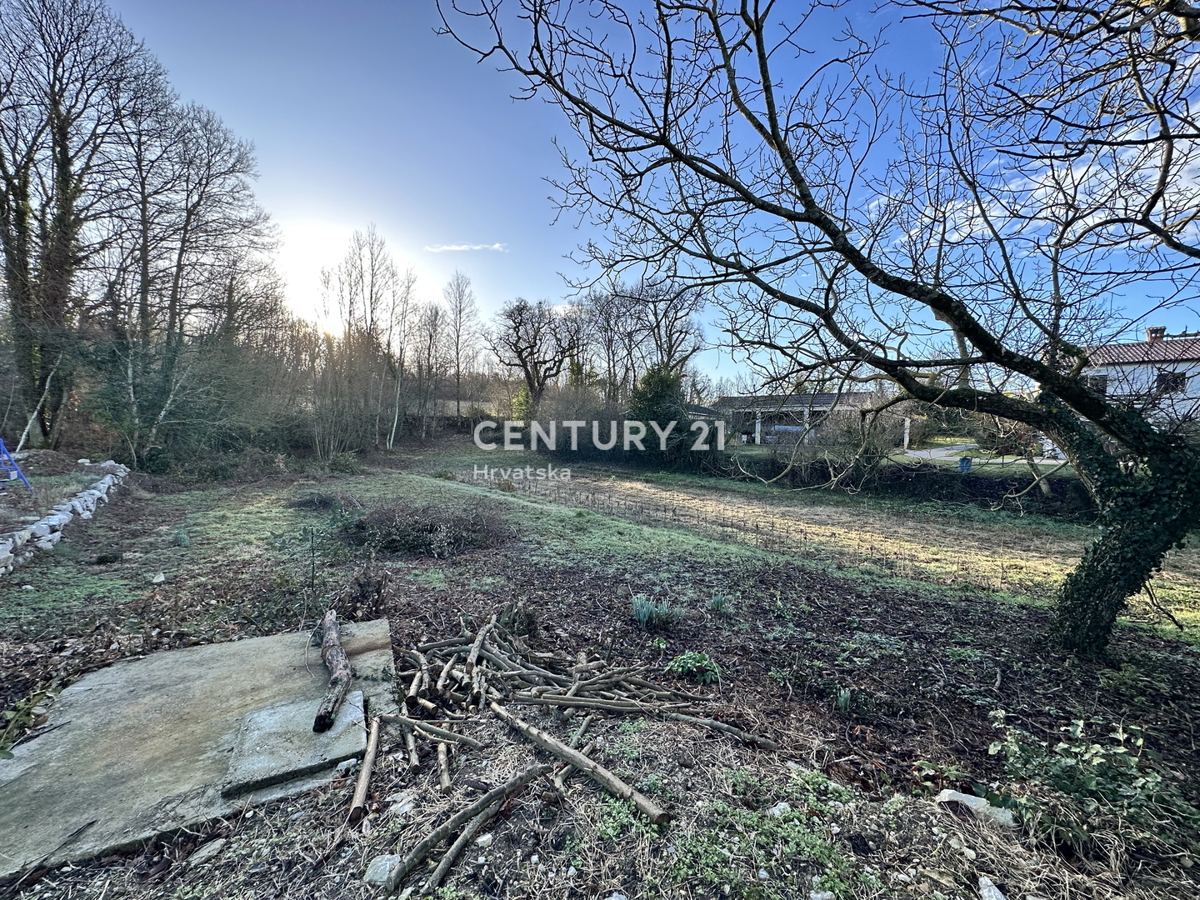 PIĆAN, CASA IN PIETRA DA RISTRUTTURARE CON BEL GIARDINO