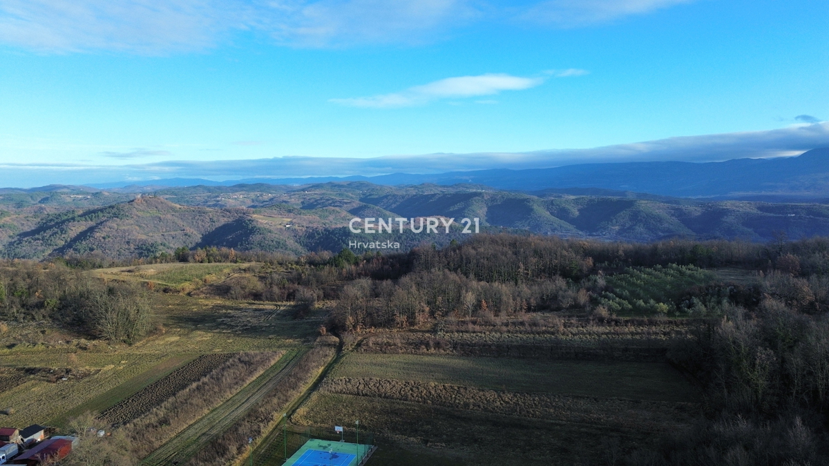 PIĆAN, CASA IN PIETRA DA RISTRUTTURARE CON BEL GIARDINO