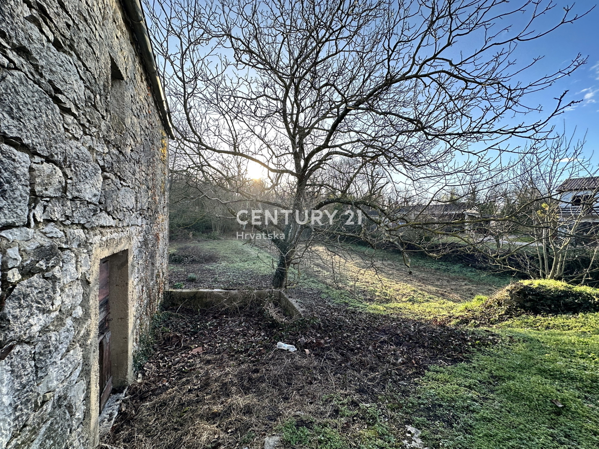PIĆAN, CASA IN PIETRA DA RISTRUTTURARE CON BEL GIARDINO