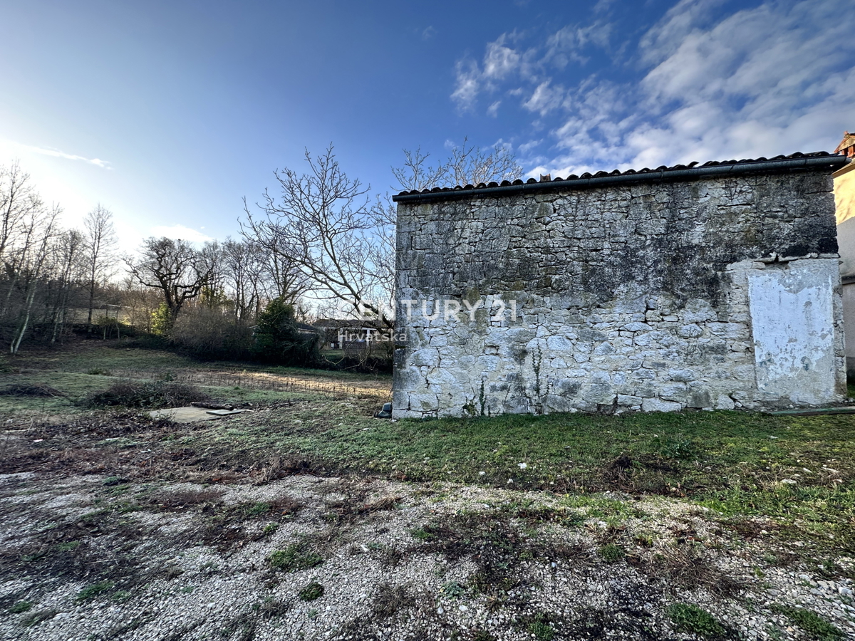 PIĆAN, CASA IN PIETRA DA RISTRUTTURARE CON BEL GIARDINO