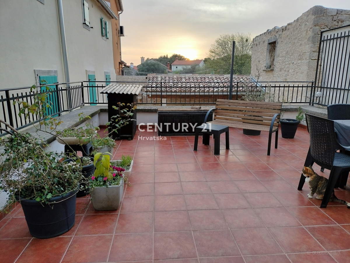 SVETVINČENAT, APPARTAMENTO COMPLETAMENTE RISTRUTTURATO CON AMPIO TERRAZZO