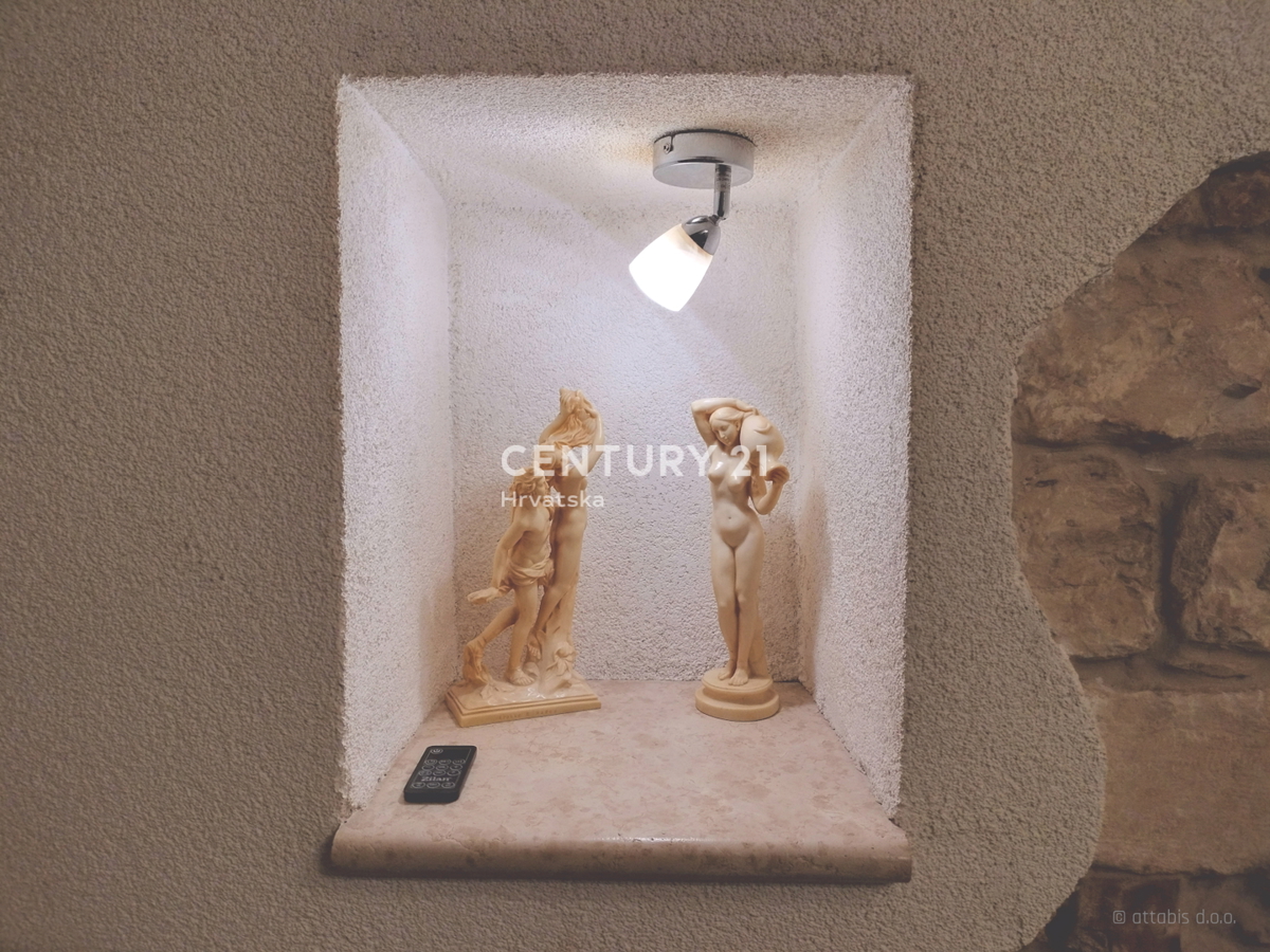 SVETVINČENAT, APPARTAMENTO COMPLETAMENTE RISTRUTTURATO CON AMPIO TERRAZZO