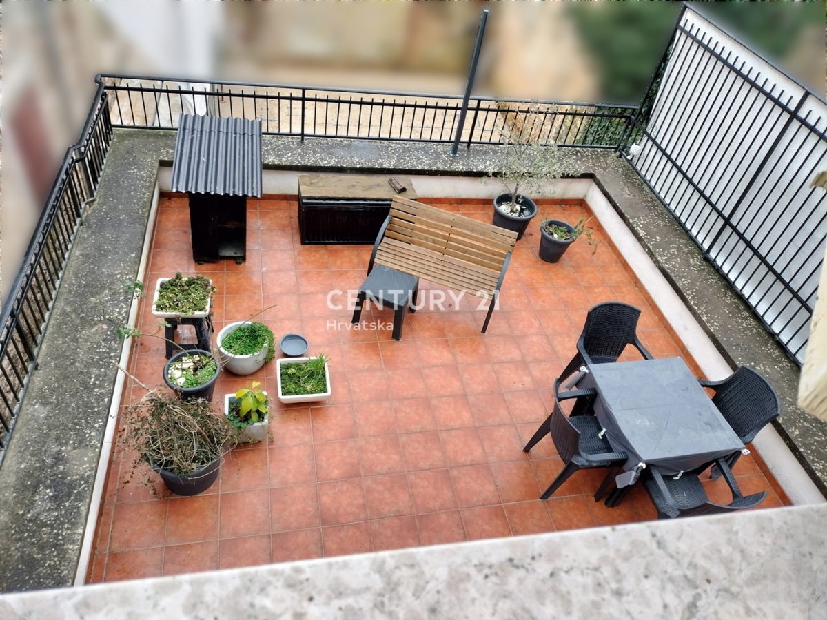 SVETVINČENAT, APPARTAMENTO COMPLETAMENTE RISTRUTTURATO CON AMPIO TERRAZZO