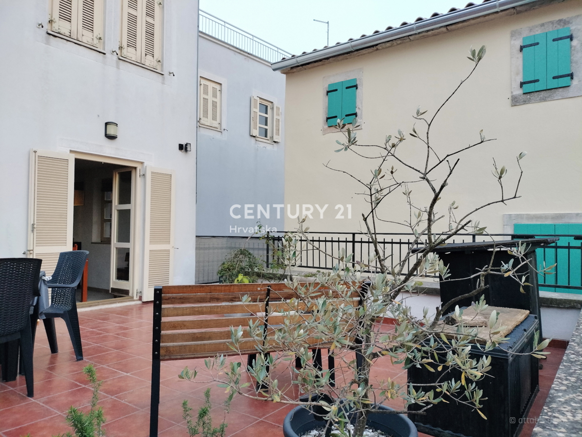 SVETVINČENAT, APPARTAMENTO COMPLETAMENTE RISTRUTTURATO CON AMPIO TERRAZZO