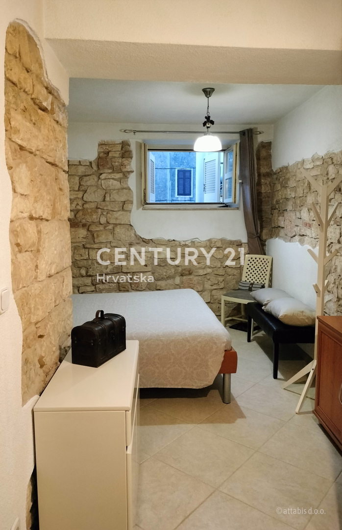 SVETVINČENAT, APPARTAMENTO COMPLETAMENTE RISTRUTTURATO CON AMPIO TERRAZZO