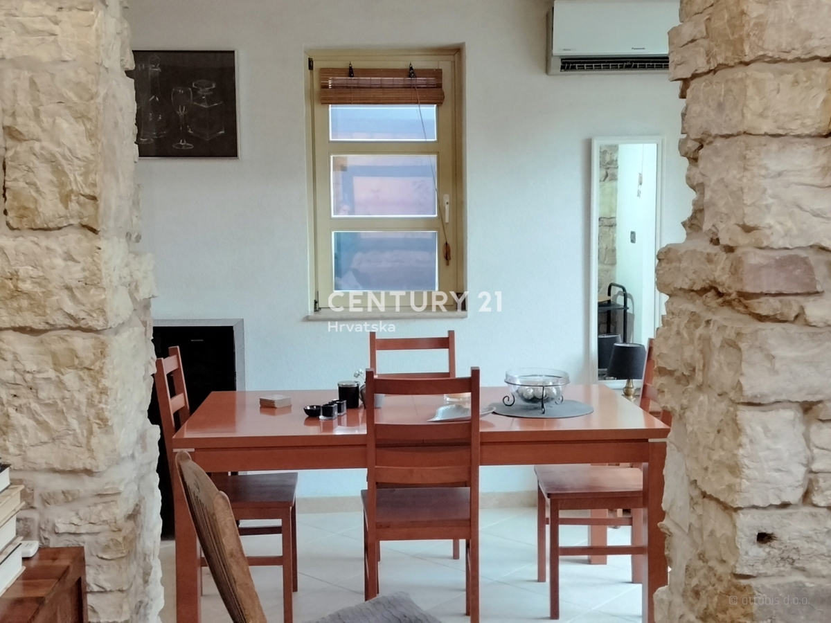 SVETVINČENAT, APPARTAMENTO COMPLETAMENTE RISTRUTTURATO CON AMPIO TERRAZZO