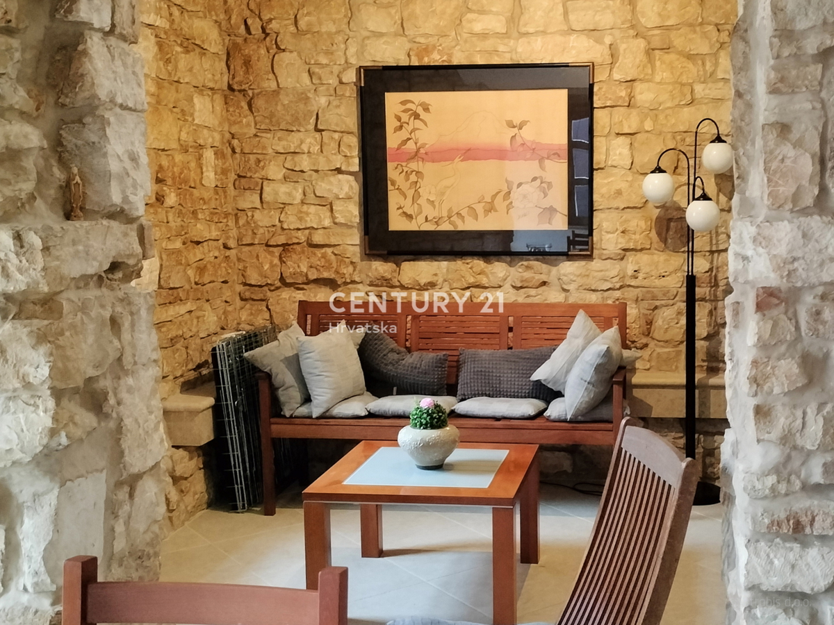 SVETVINČENAT, APPARTAMENTO COMPLETAMENTE RISTRUTTURATO CON AMPIO TERRAZZO