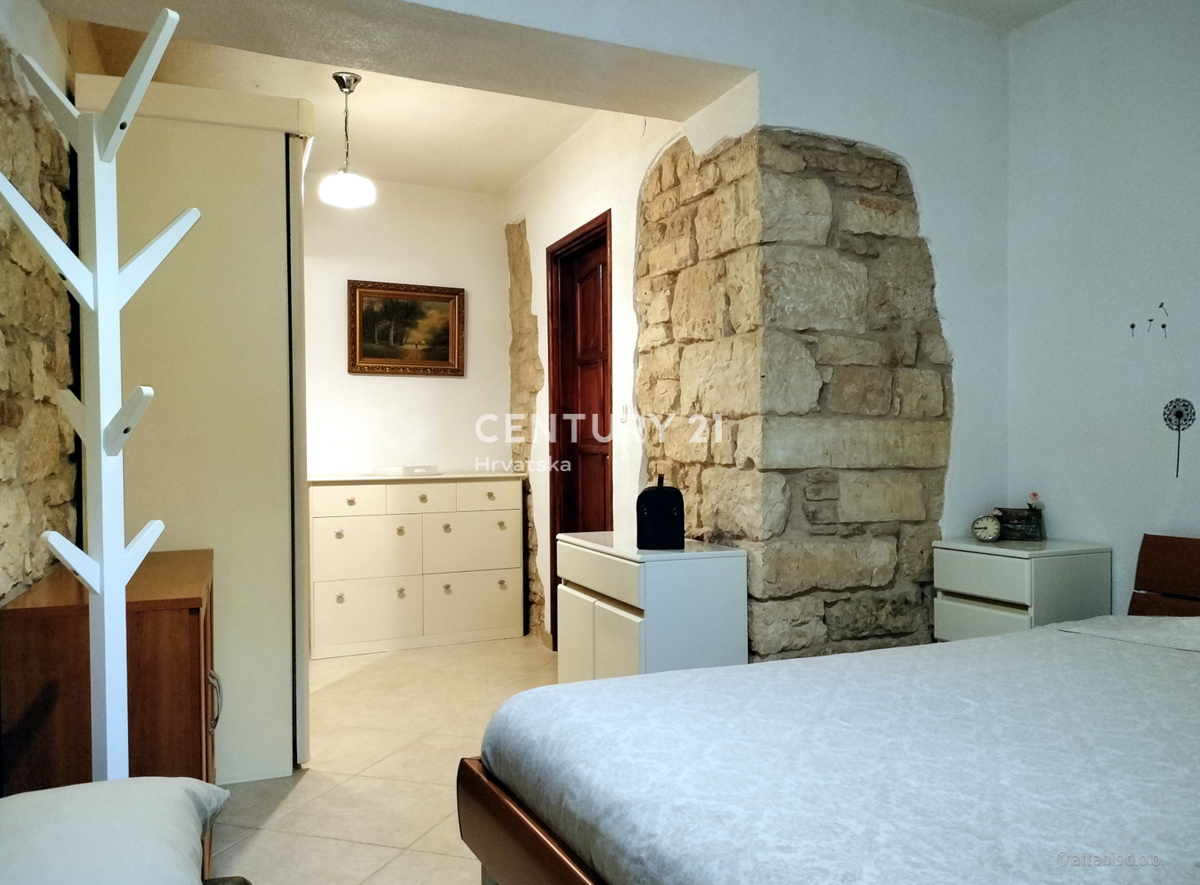 SVETVINČENAT, APPARTAMENTO COMPLETAMENTE RISTRUTTURATO CON AMPIO TERRAZZO