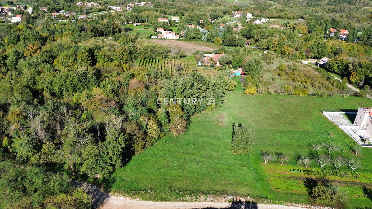MOTOVUN, DINTORNI, TERRENO EDIFICABILE CON VISTA APERTA SULLA NATURA
