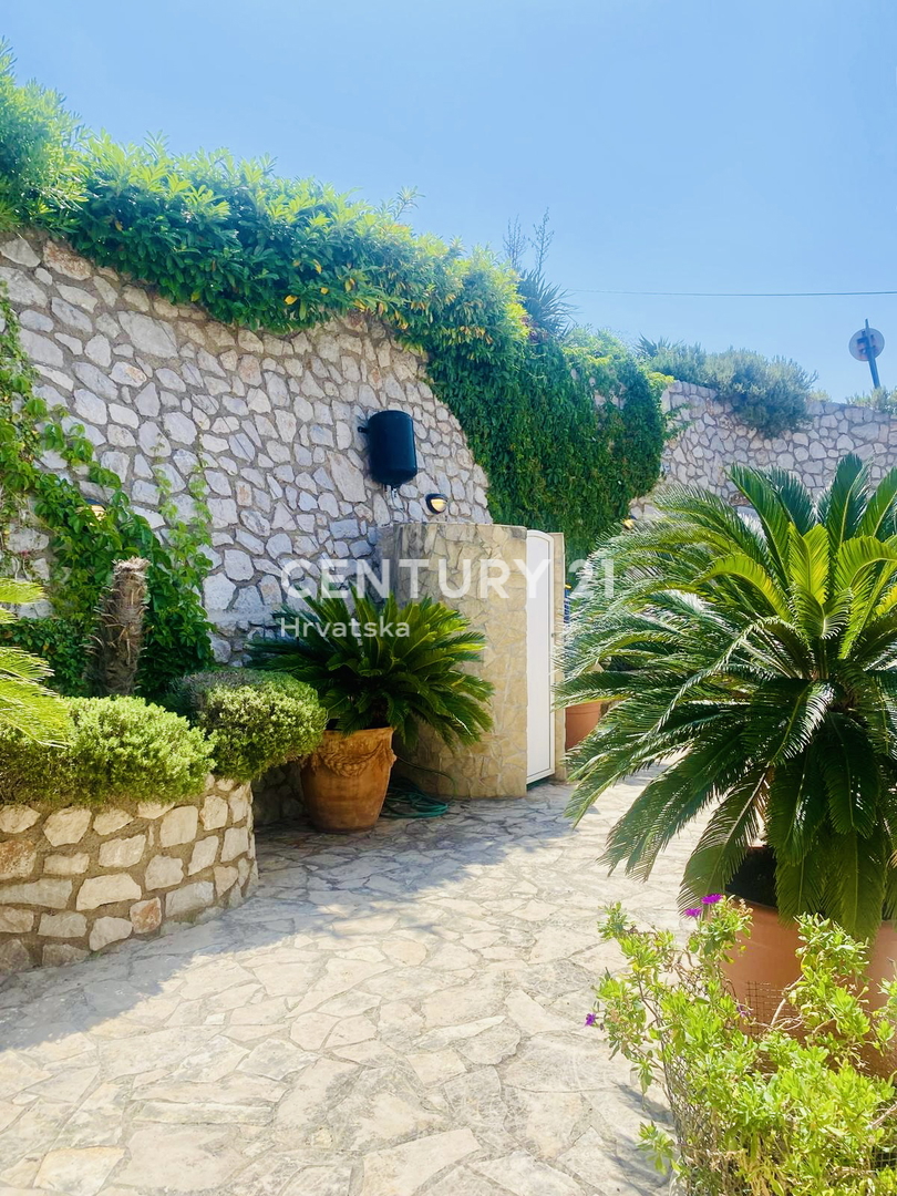 ISOLA DI CRES, CASA AL PIANO TERRA A SOLI 50 METRI DALLA SPIAGGIA