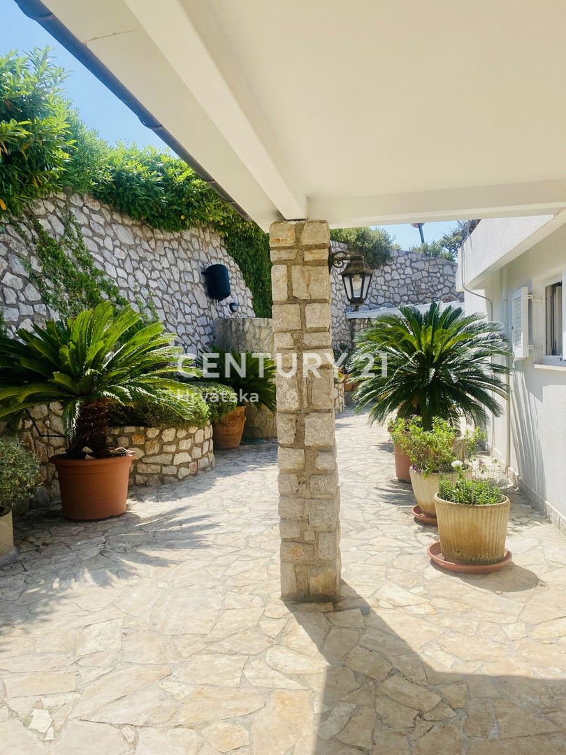 ISOLA DI CRES, CASA AL PIANO TERRA A SOLI 50 METRI DALLA SPIAGGIA