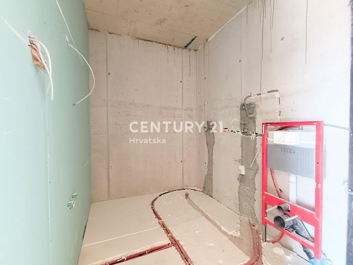 POREČ, VENDESI APPARTAMENTO AL PIANO TERRA CON AMPIO GIARDINO, NUOVA COSTRUZIONE