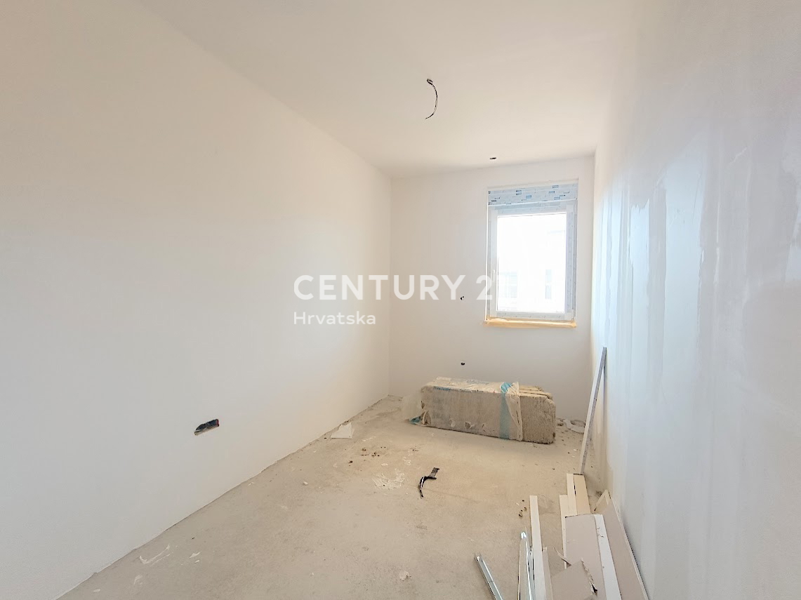 POREČ, VENDESI APPARTAMENTO AL PIANO TERRA CON AMPIO GIARDINO, NUOVA COSTRUZIONE